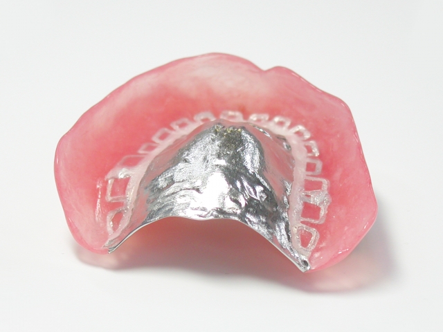 保険適用外の金属床の総入れ歯